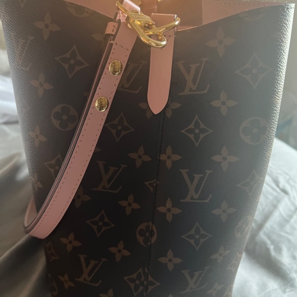 Louis Vuitton - Picture 2 of 5
